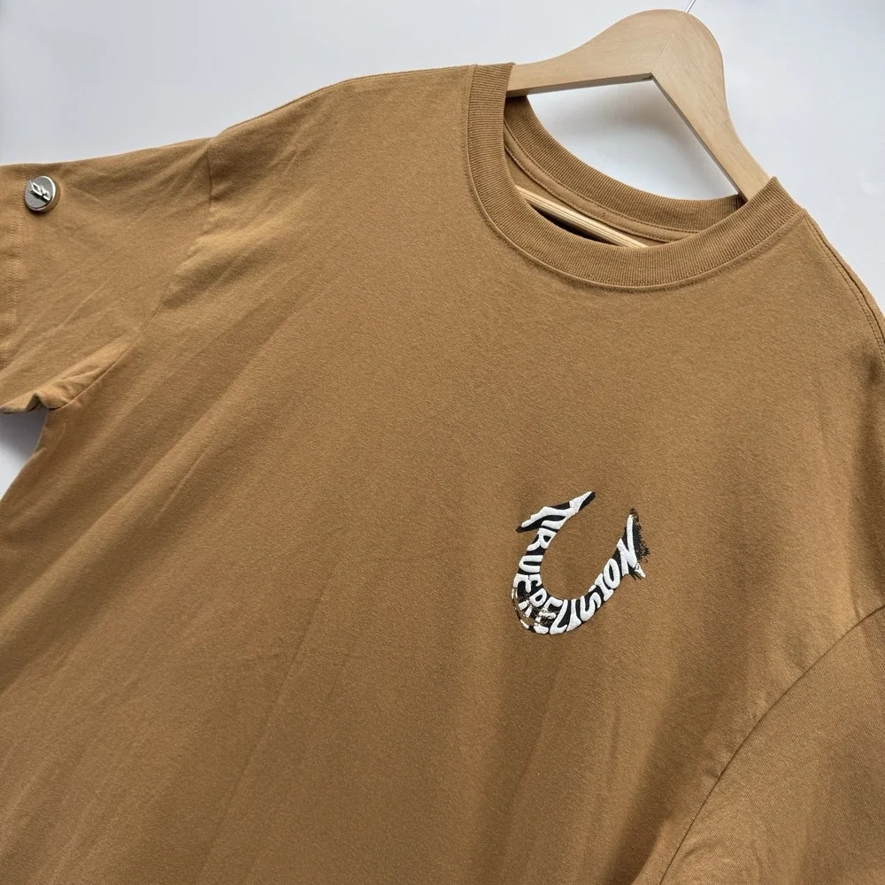 True Religion Mens Small Horseshoe Logo Graphic T-Shirt Mustard Tan Brown NWT